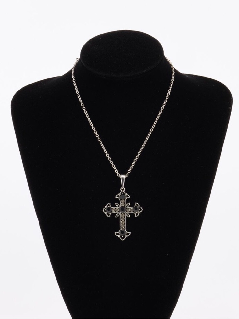 NWT ⚜️🖤⚜️ Piper K Silver Tone Ornate Cross Pendant Necklace